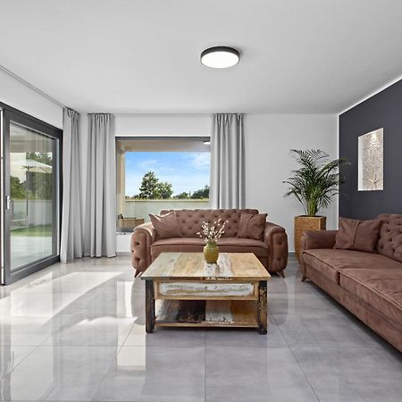 Special Offer! New Luxury Apartment With Pool, Fitness, Outdoor Bar&Grill Buje Exterior foto