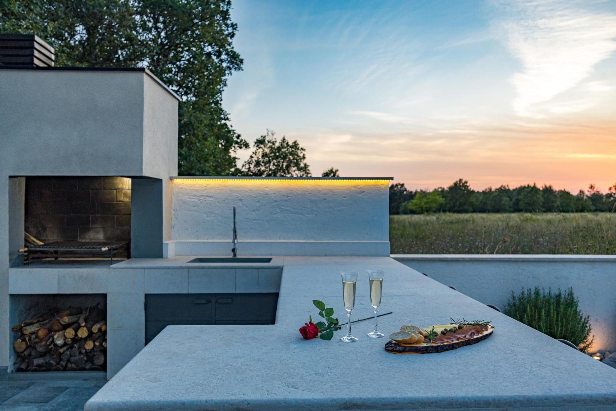 Special Offer! New Luxury Apartment With Pool, Fitness, Outdoor Bar&Grill Buje Exterior foto