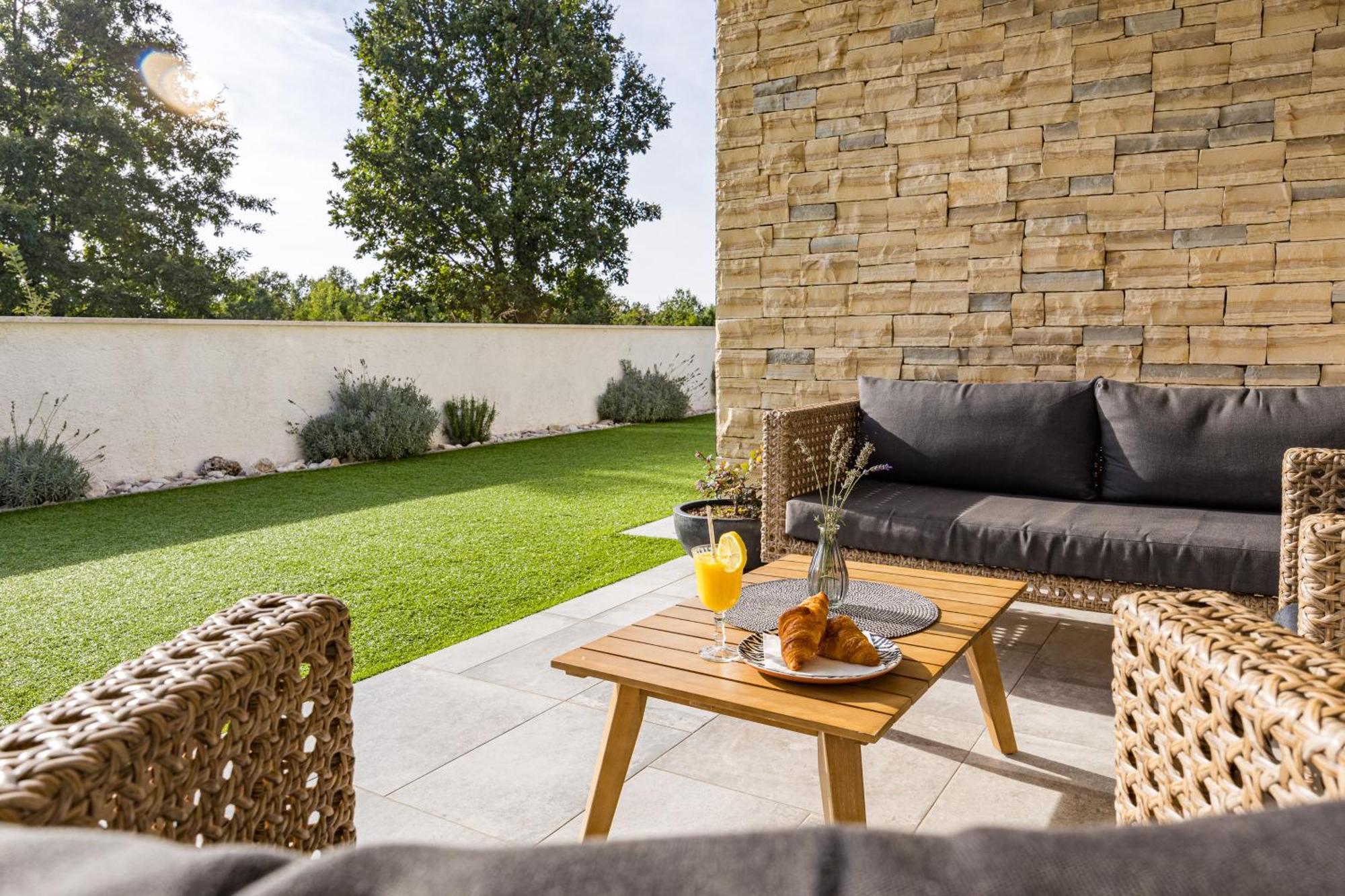 Special Offer! New Luxury Apartment With Pool, Fitness, Outdoor Bar&Grill Buje Exterior foto