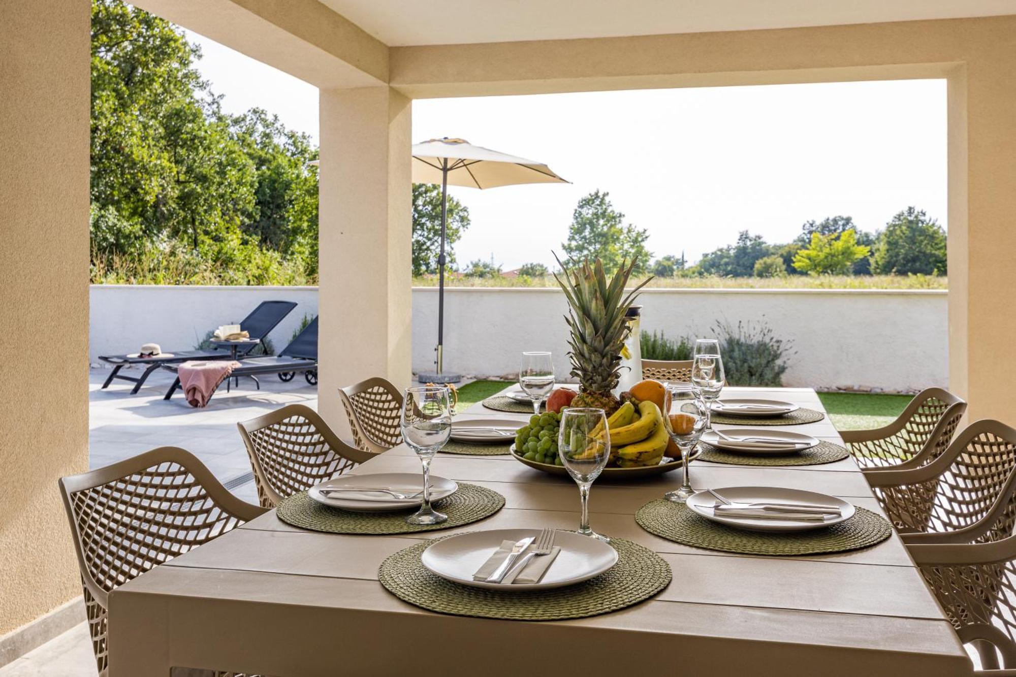 Special Offer! New Luxury Apartment With Pool, Fitness, Outdoor Bar&Grill Buje Exterior foto